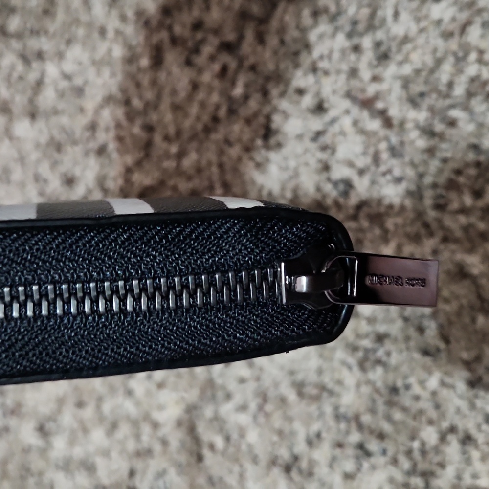 💕Michael Kors Clutch💕 - Picture 3 of 12